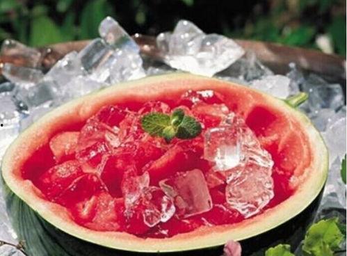 平乡网红吃冰瓜事件,引发网友热议与关注